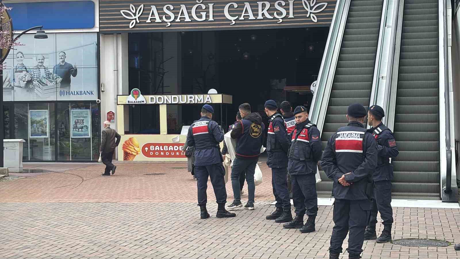 Bolu Belediyesi’nde jandarma ekipleri inceleme çalışmasını bitirdi: Evraklar götürüldü
