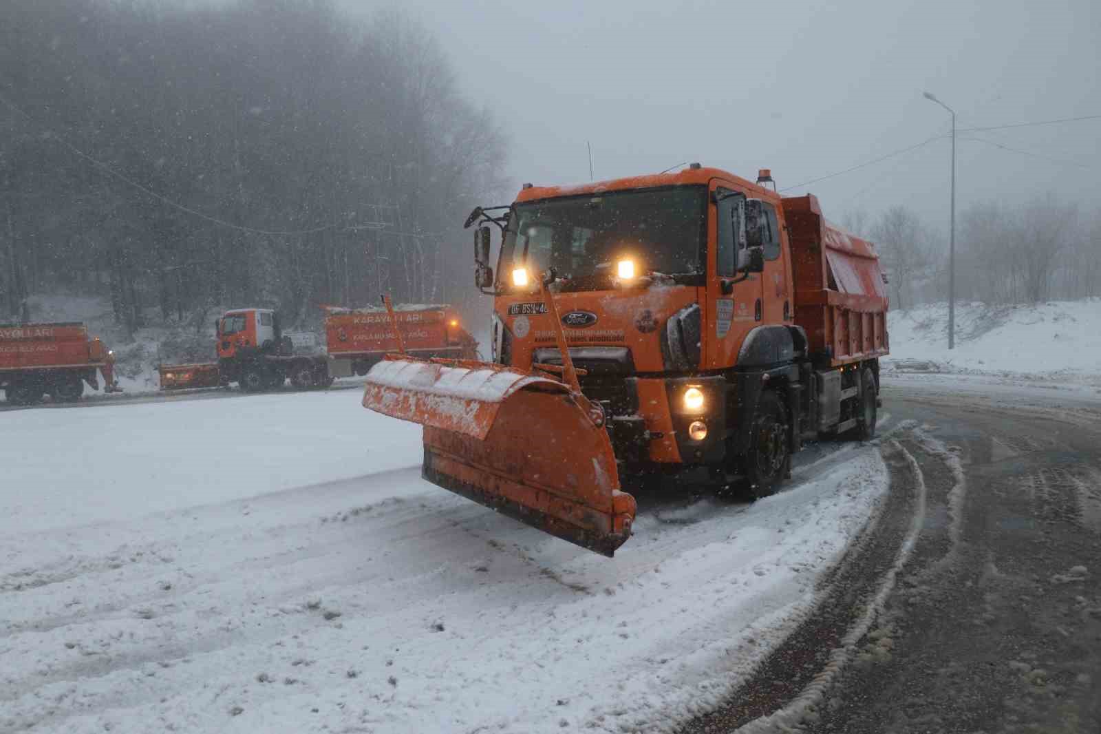 Bolu Dağı beyaza büründü: Kar kalınlığı 10 santimetreye ulaştı
