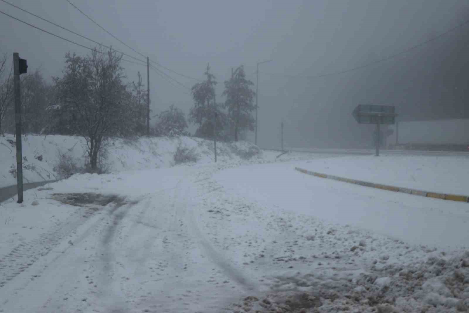 Bolu Dağı beyaza büründü: Kar kalınlığı 10 santimetreye ulaştı
