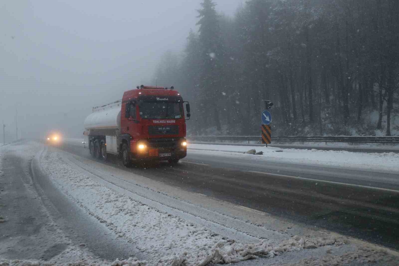 Bolu Dağı beyaza büründü: Kar kalınlığı 10 santimetreye ulaştı
