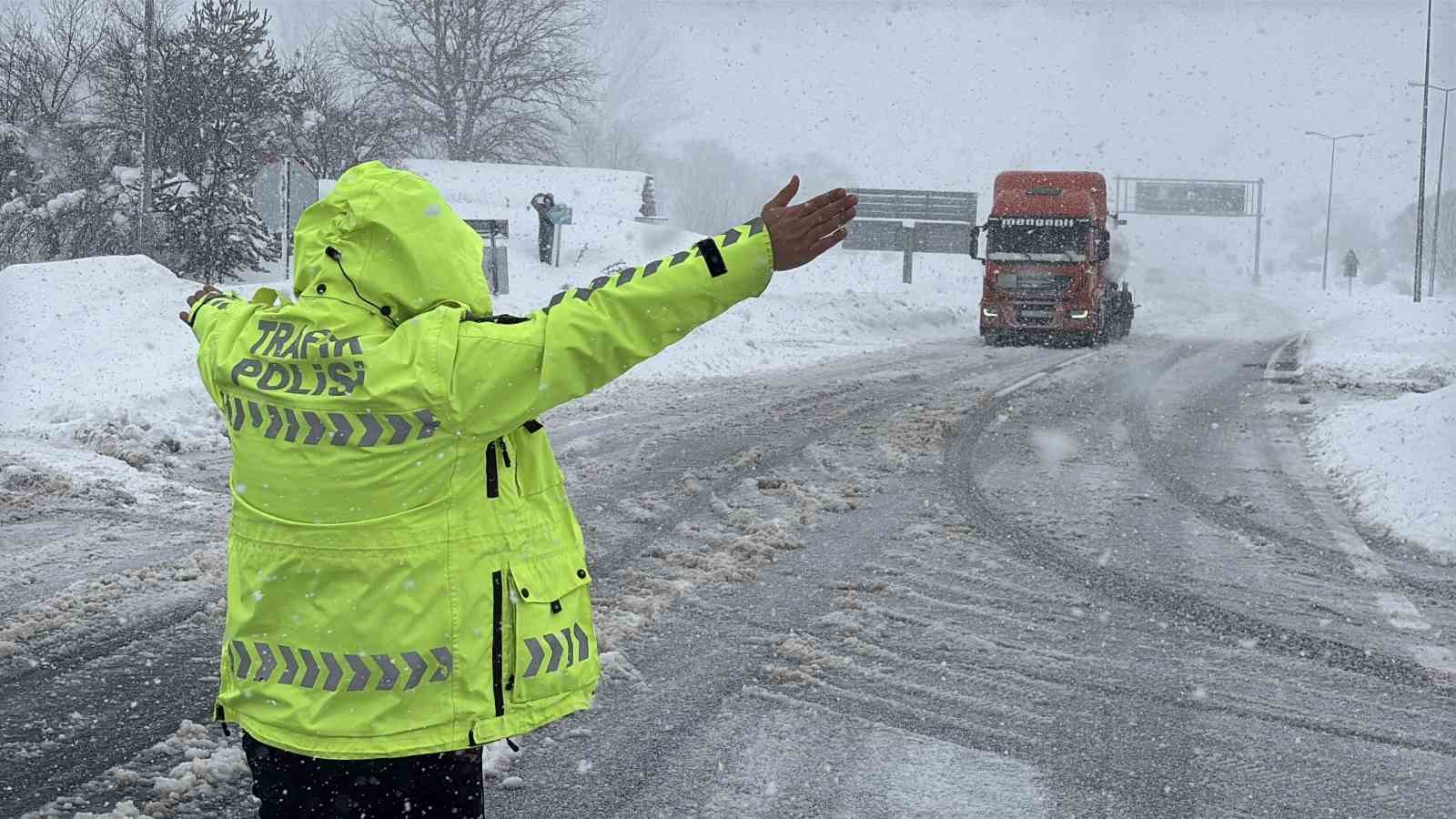 Bolu Dağı geçişi ağır tonajlı araç geçişine geliş-gidiş açıldı
