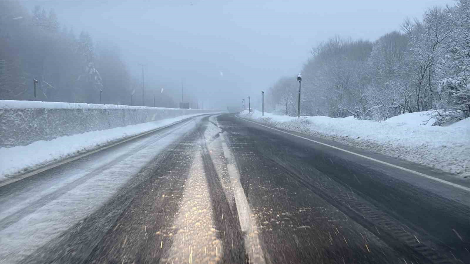 Bolu Dağı geçişinde kar ve hafif sis etkili oluyor
