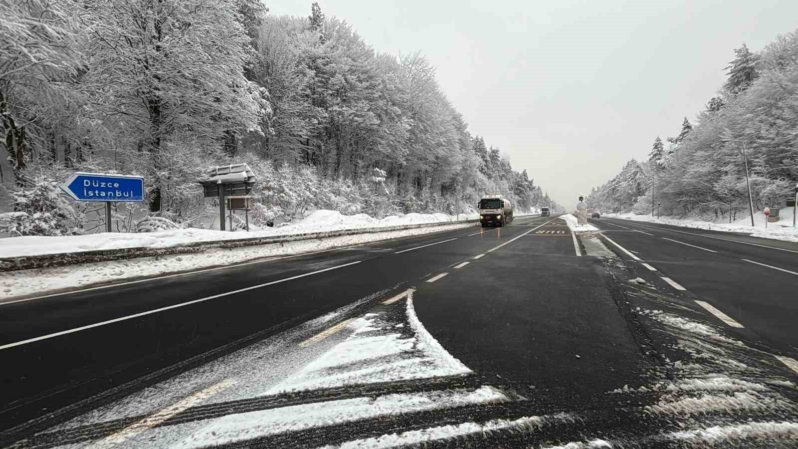 Bolu Dağı geçişinde kar yağışı etkili oluyor

