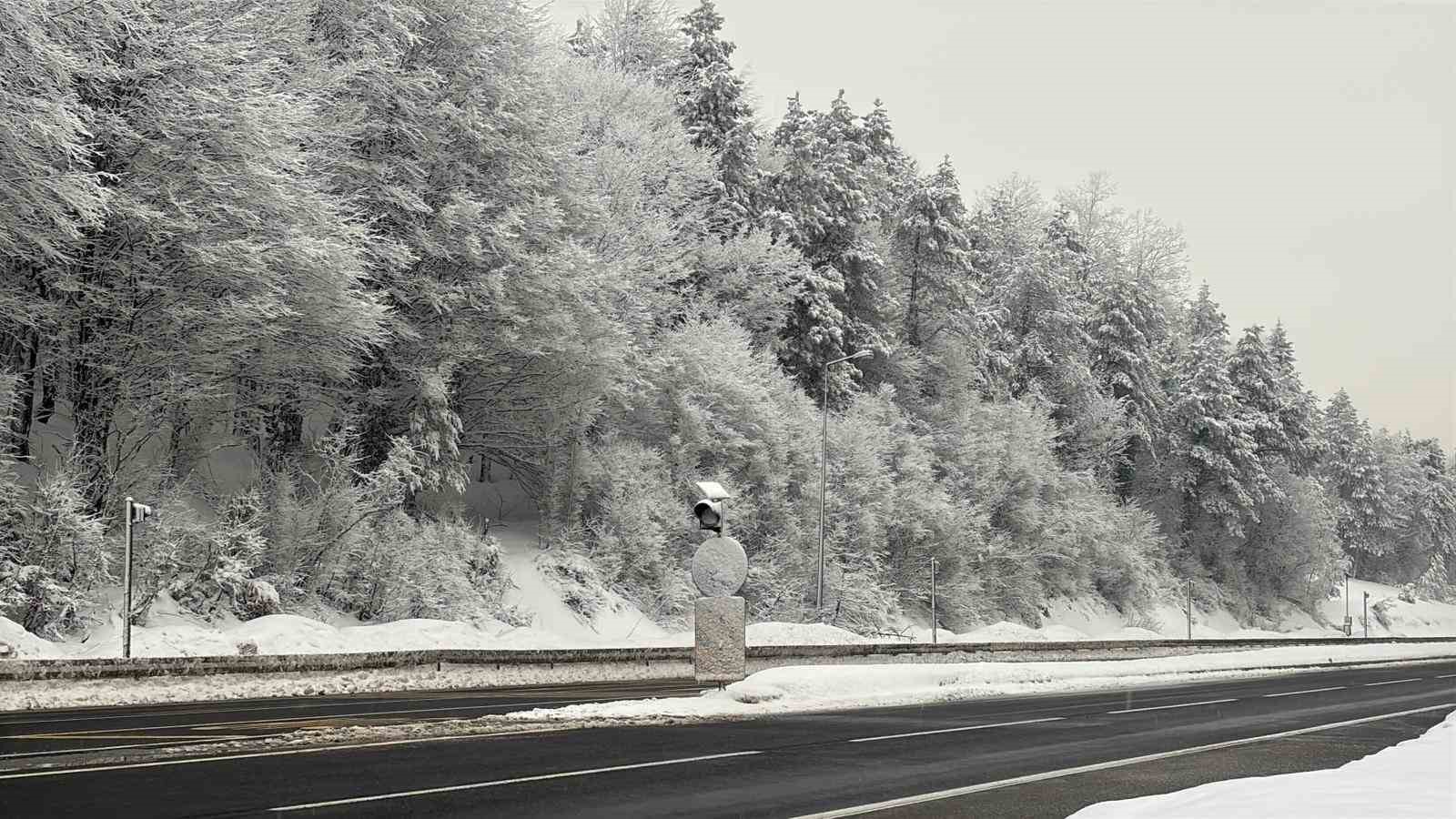 Bolu Dağı geçişinde kar yağışı etkili oluyor
