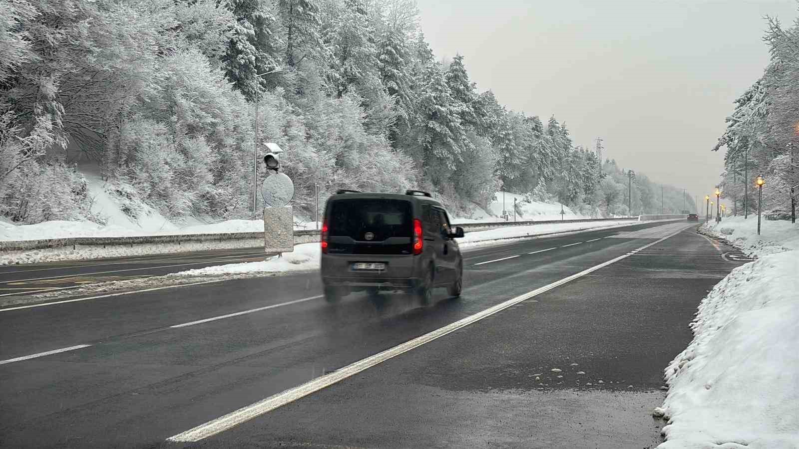 Bolu Dağı geçişinde kar yağışı etkili oluyor
