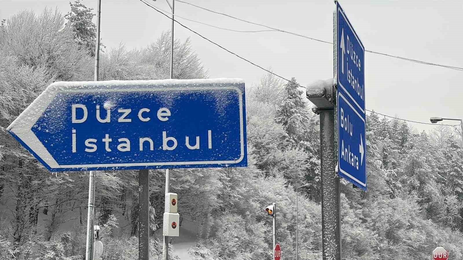 Bolu Dağı geçişinde kar yağışı etkili oluyor
