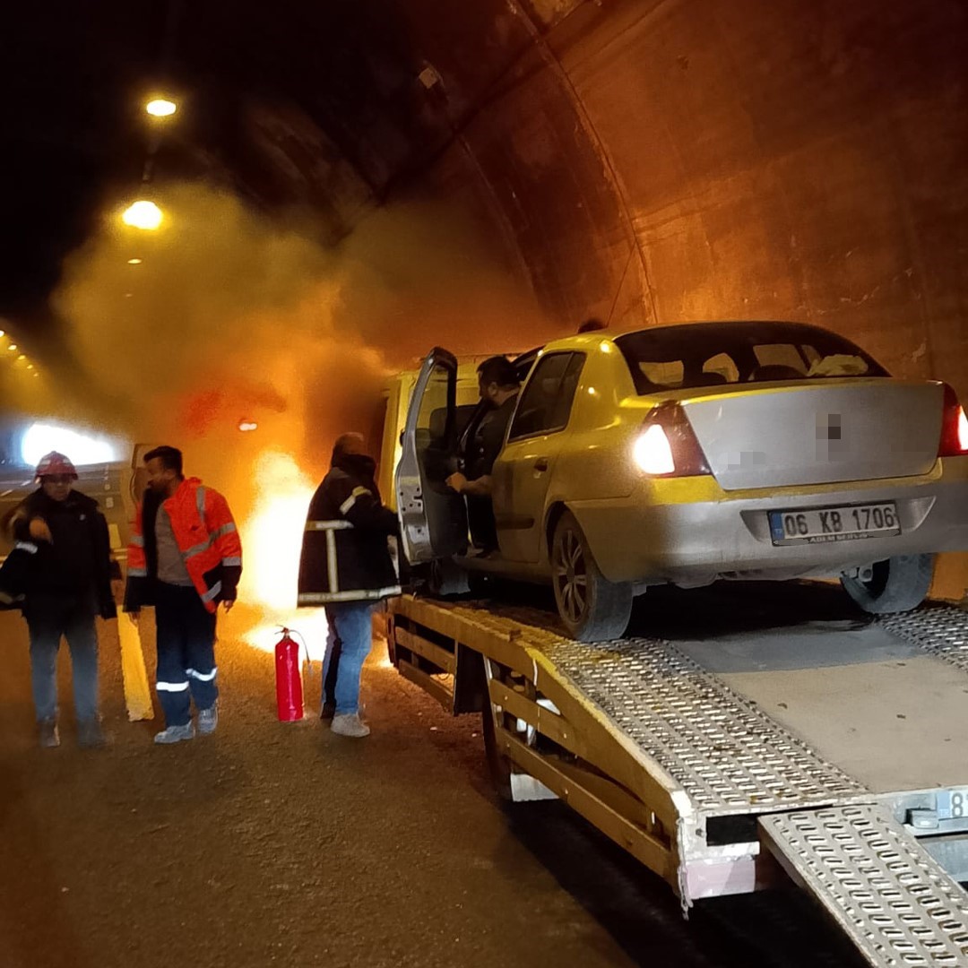 Bolu Dağı Tüneli’nde oto kurtarıcı alevlere teslim oldu
