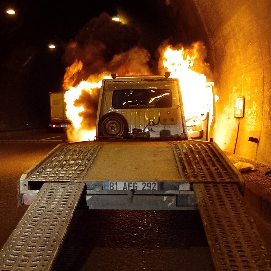 Bolu Dağı Tüneli’nde oto kurtarıcı alevlere teslim oldu
