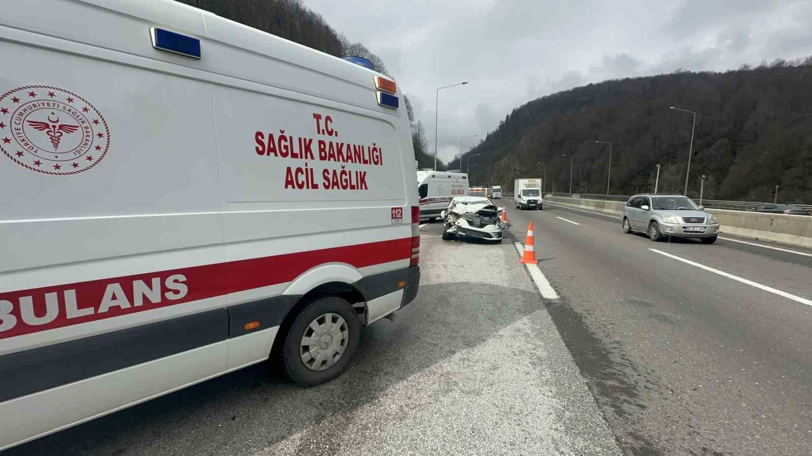 Bolu Dağı Tüneli’nde otomobille kamyonet çarpıştı: 2’si çocuk 4 yaralı
