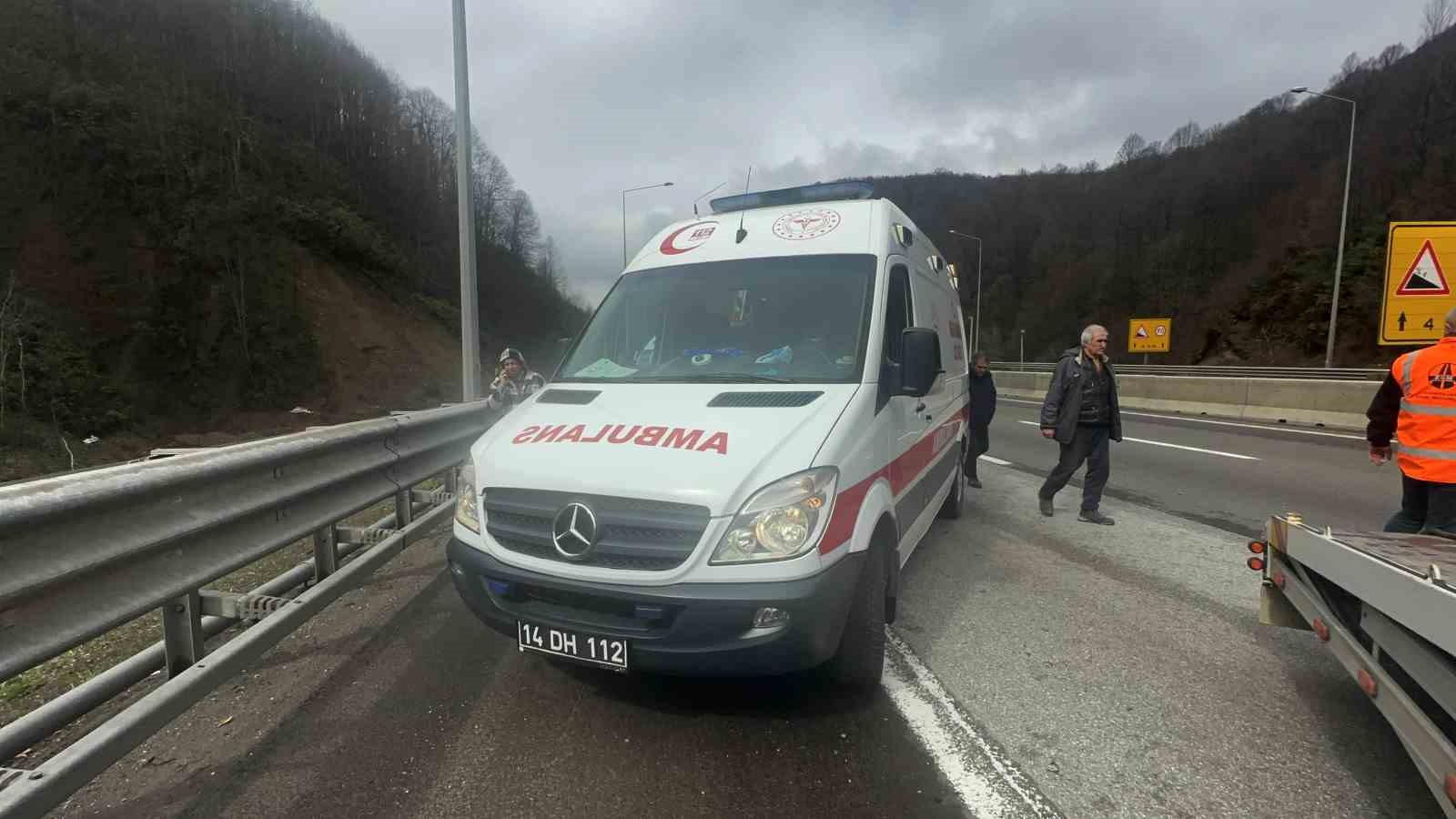 Bolu Dağı Tüneli’nde otomobille kamyonet çarpıştı: 2’si çocuk 4 yaralı
