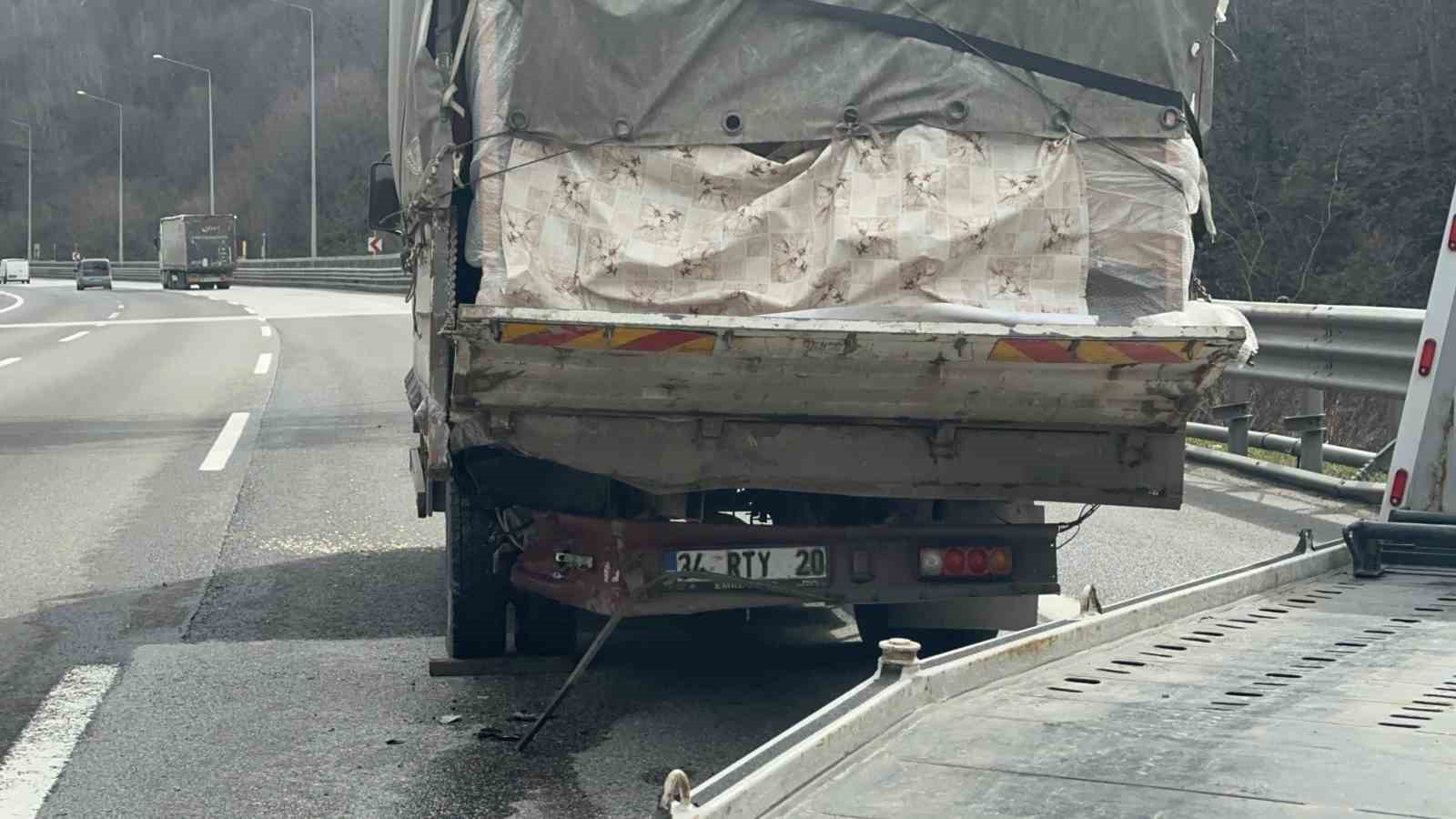 Bolu Dağı Tüneli’nde otomobille kamyonet çarpıştı: 2’si çocuk 4 yaralı
