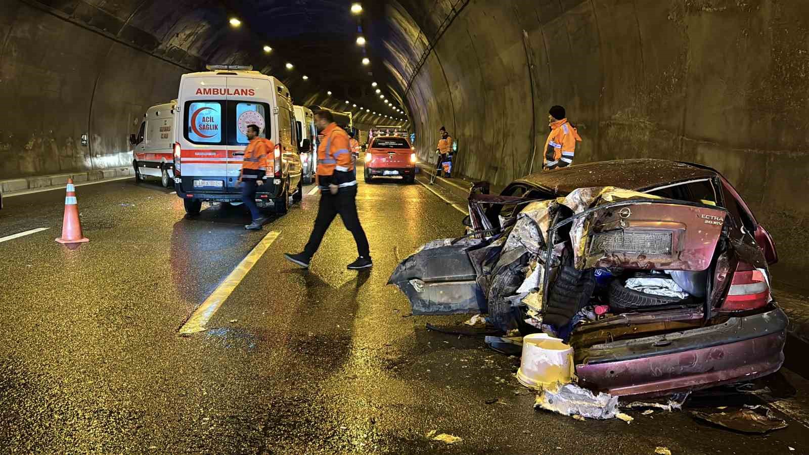 Bolu Dağı Tüneli’nde tırla çarpışan otomobil hurdaya döndü: 5 yaralı
