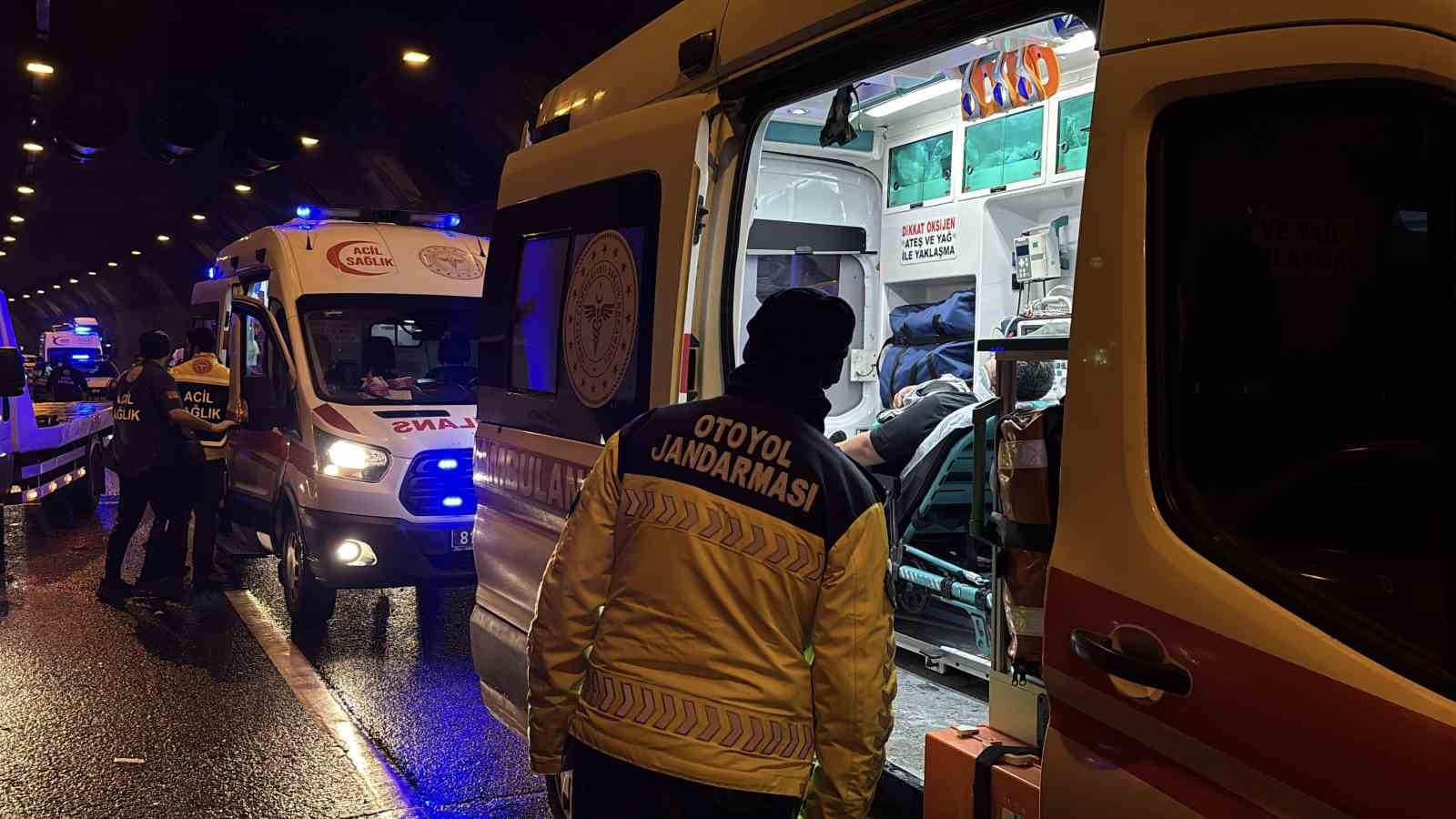 Bolu Dağı Tüneli’nde tırla çarpışan otomobil hurdaya döndü: 5 yaralı
