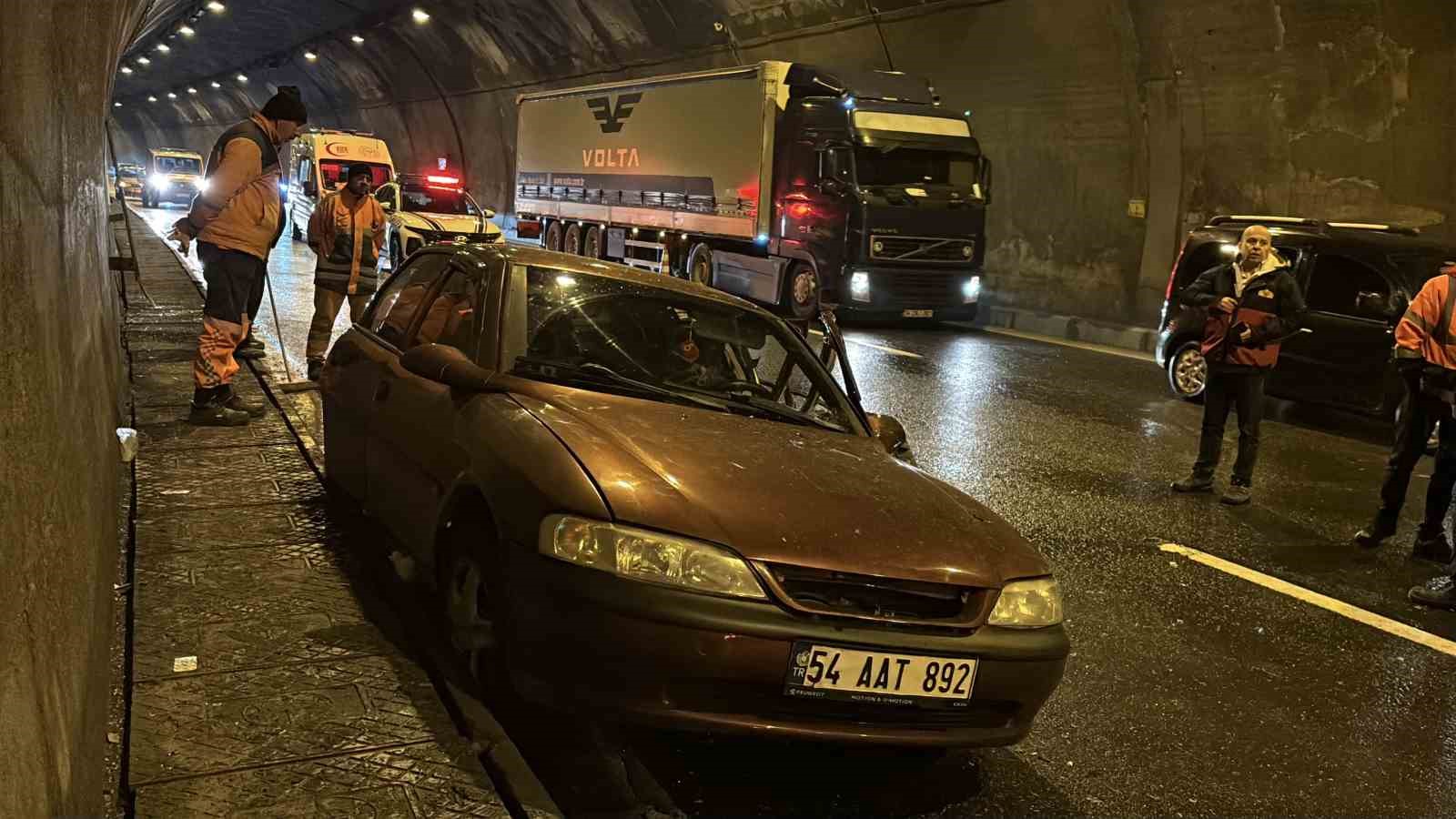Bolu Dağı Tüneli’nde tırla çarpışan otomobil hurdaya döndü: 5 yaralı
