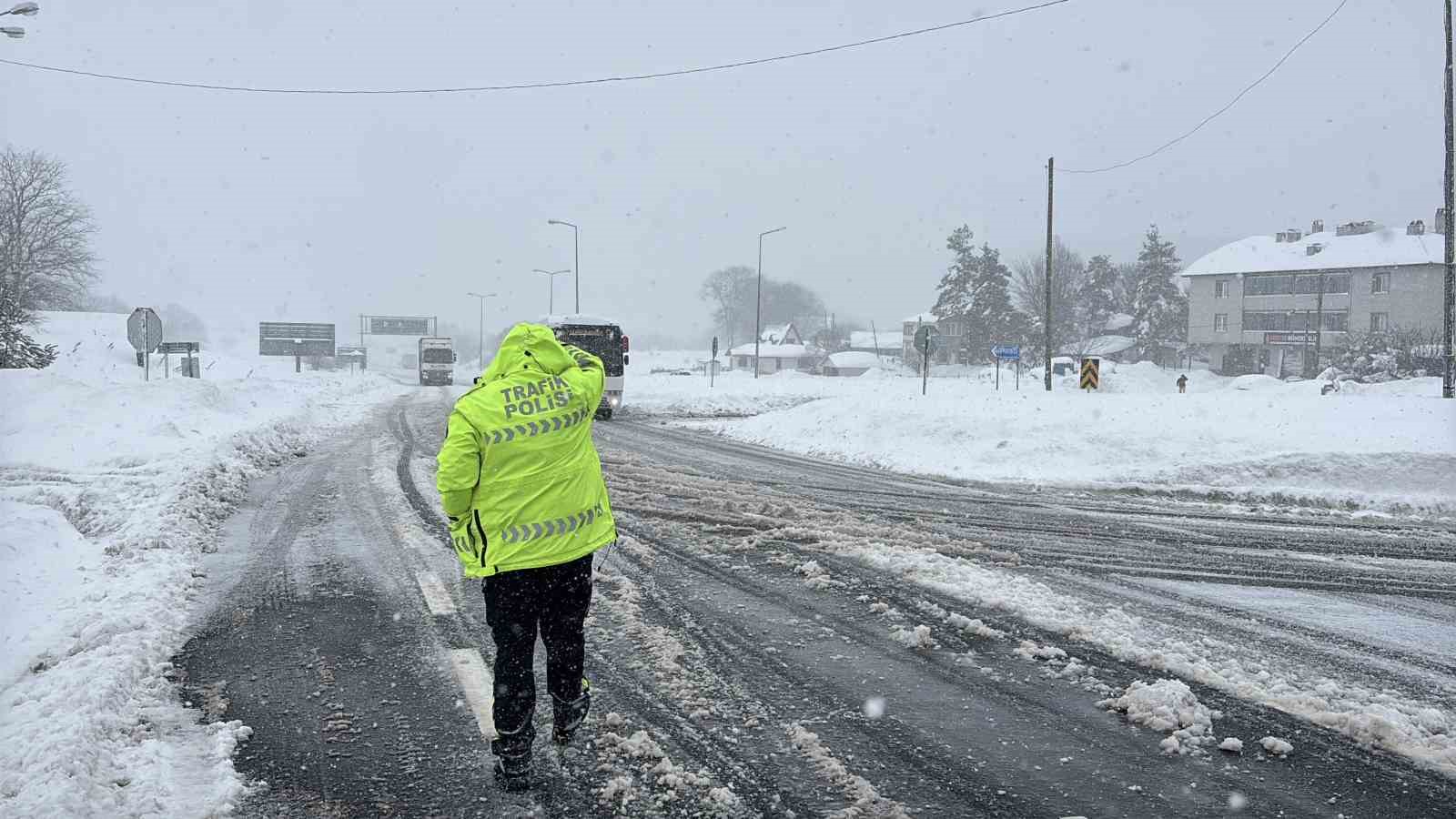 Bolu Dağı’nda D-100 kara yolunun İstanbul yönü ağır tonajlı araç trafiğine kapatıldı

