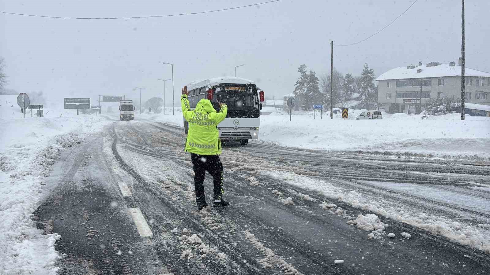 Bolu Dağı’nda D-100 kara yolunun İstanbul yönü ağır tonajlı araç trafiğine kapatıldı
