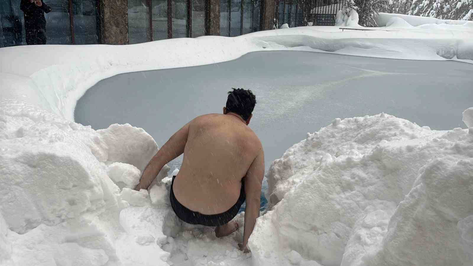 Bolu Dağı’nda eksi 10 derecede buz tutan havuza girdi
