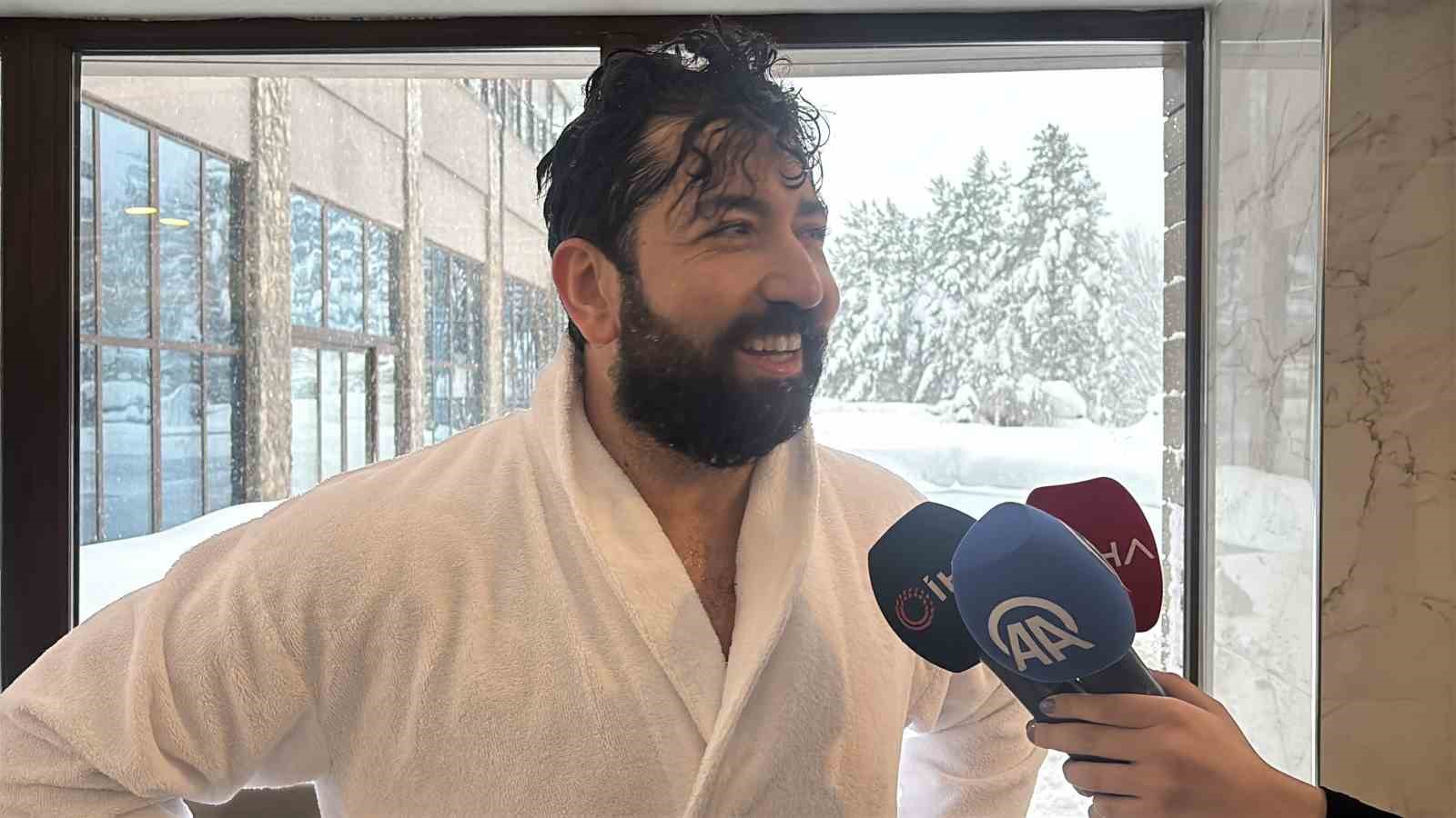 Bolu Dağı’nda eksi 10 derecede buz tutan havuza girdi
