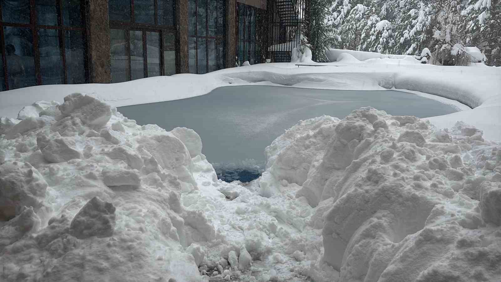 Bolu Dağı’nda eksi 10 derecede buz tutan havuza girdi
