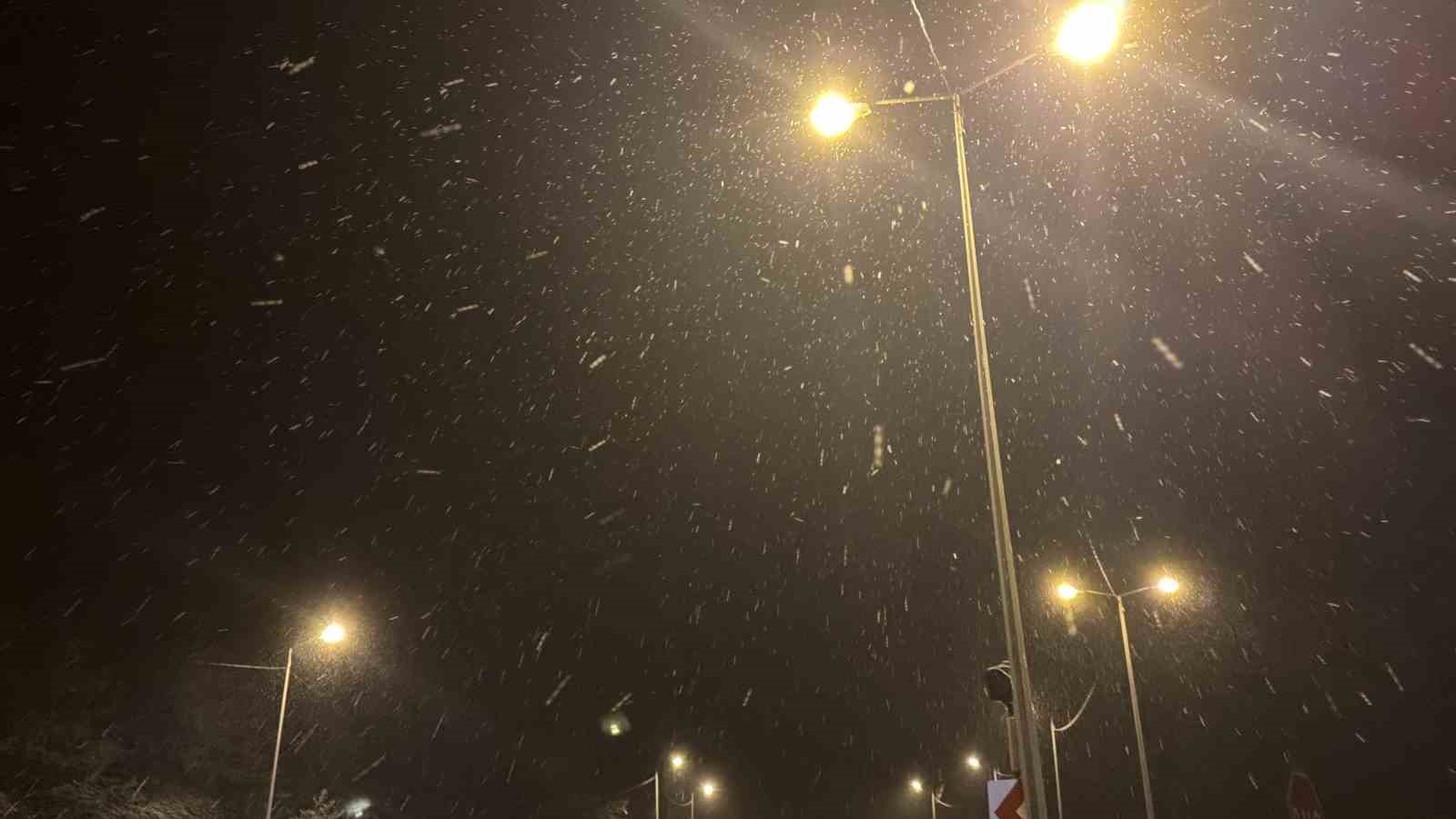 Bolu Dağı’nda kar yağışı etkisini arttırdı
