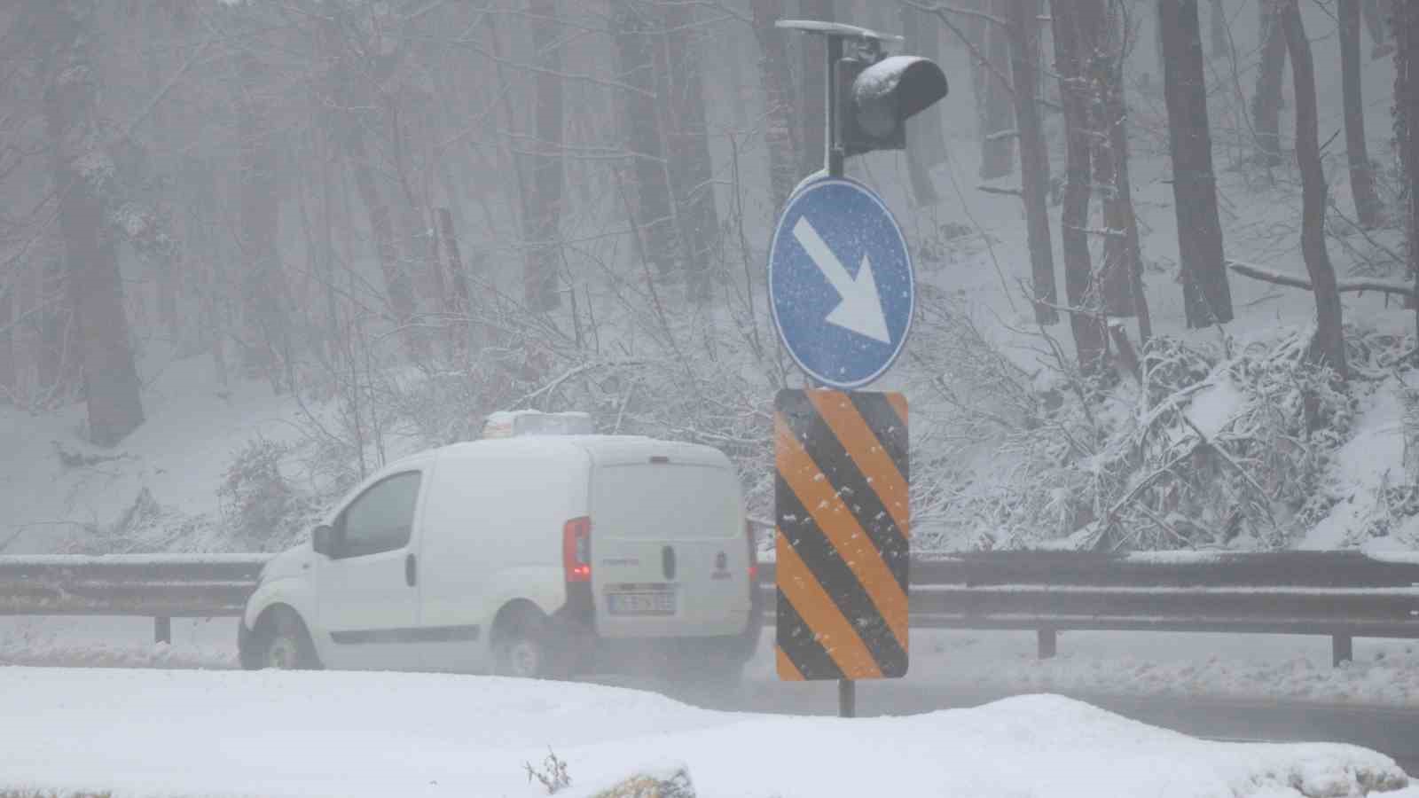 Bolu Dağı’nda sis ve hafif kar yağışı etkili oluyor: Görüş mesafesi 30 metreye düştü

