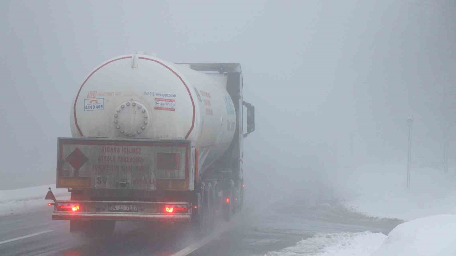 Bolu Dağı’nda sis ve hafif kar yağışı etkili oluyor: Görüş mesafesi 30 metreye düştü
