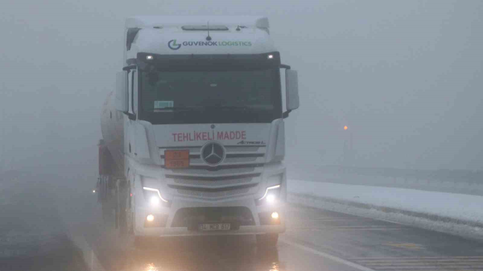 Bolu Dağı’nda sis ve hafif kar yağışı etkili oluyor: Görüş mesafesi 30 metreye düştü
