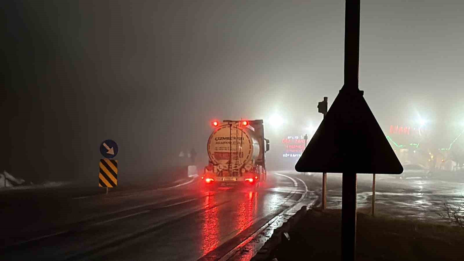 Bolu Dağı’nda sis ve sağanak yağış etkili: Karayolları ekipleri teyakkuzda
Bolu Dağı’nda sis ve sağanak yağış etkili: Karayolları ekipleri teyakkuzda