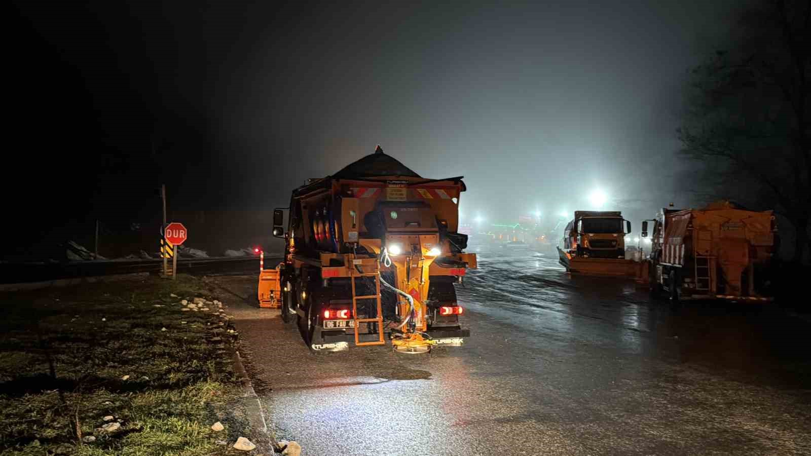 Bolu Dağı’nda sis ve sağanak yağış etkili: Karayolları ekipleri teyakkuzda
Bolu Dağı’nda sis ve sağanak yağış etkili: Karayolları ekipleri teyakkuzda