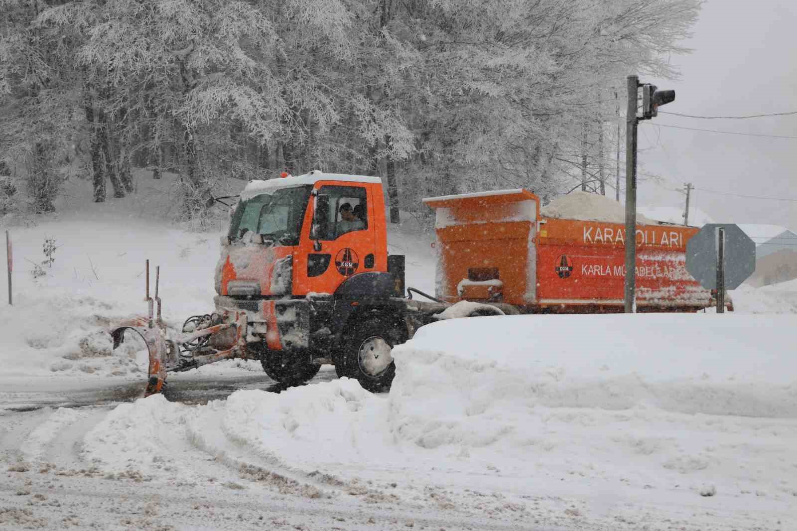 Bolu Dağı’nda yoğun kar yağışı başladı
