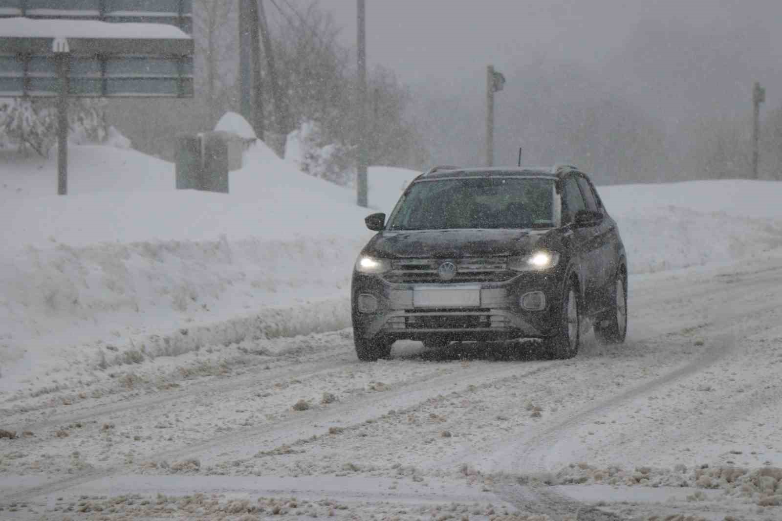 Bolu Dağı’nda yoğun kar yağışı başladı
