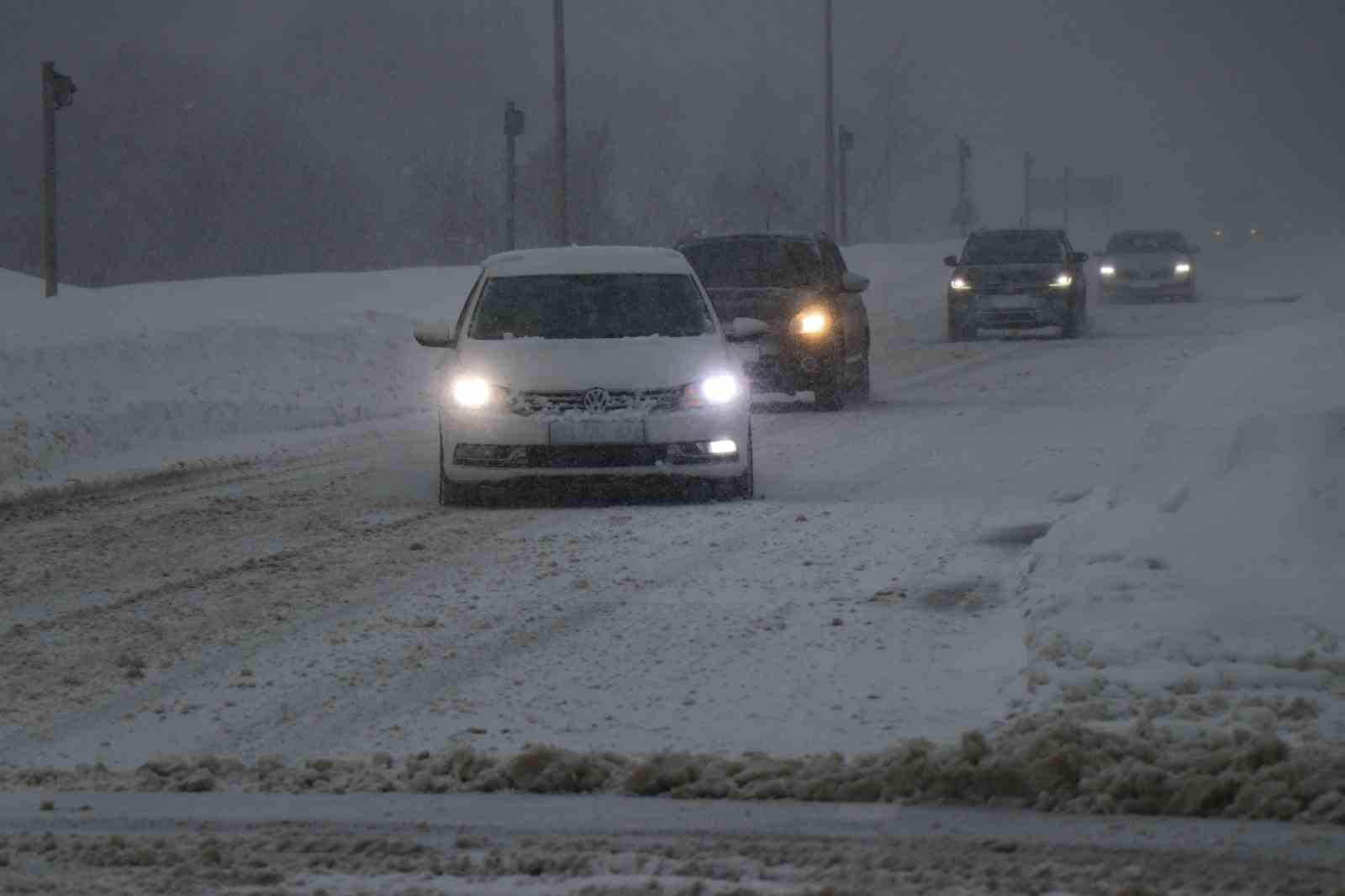 Bolu Dağı’nda yoğun kar yağışı başladı
