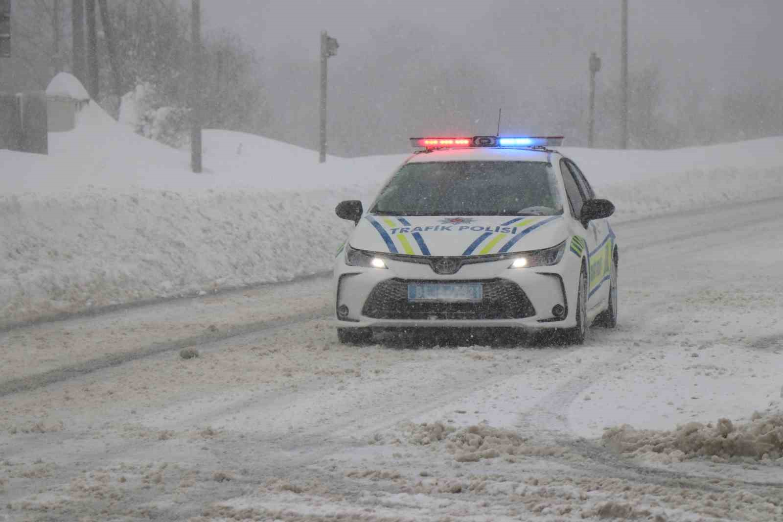 Bolu Dağı’nda yoğun kar yağışı başladı
