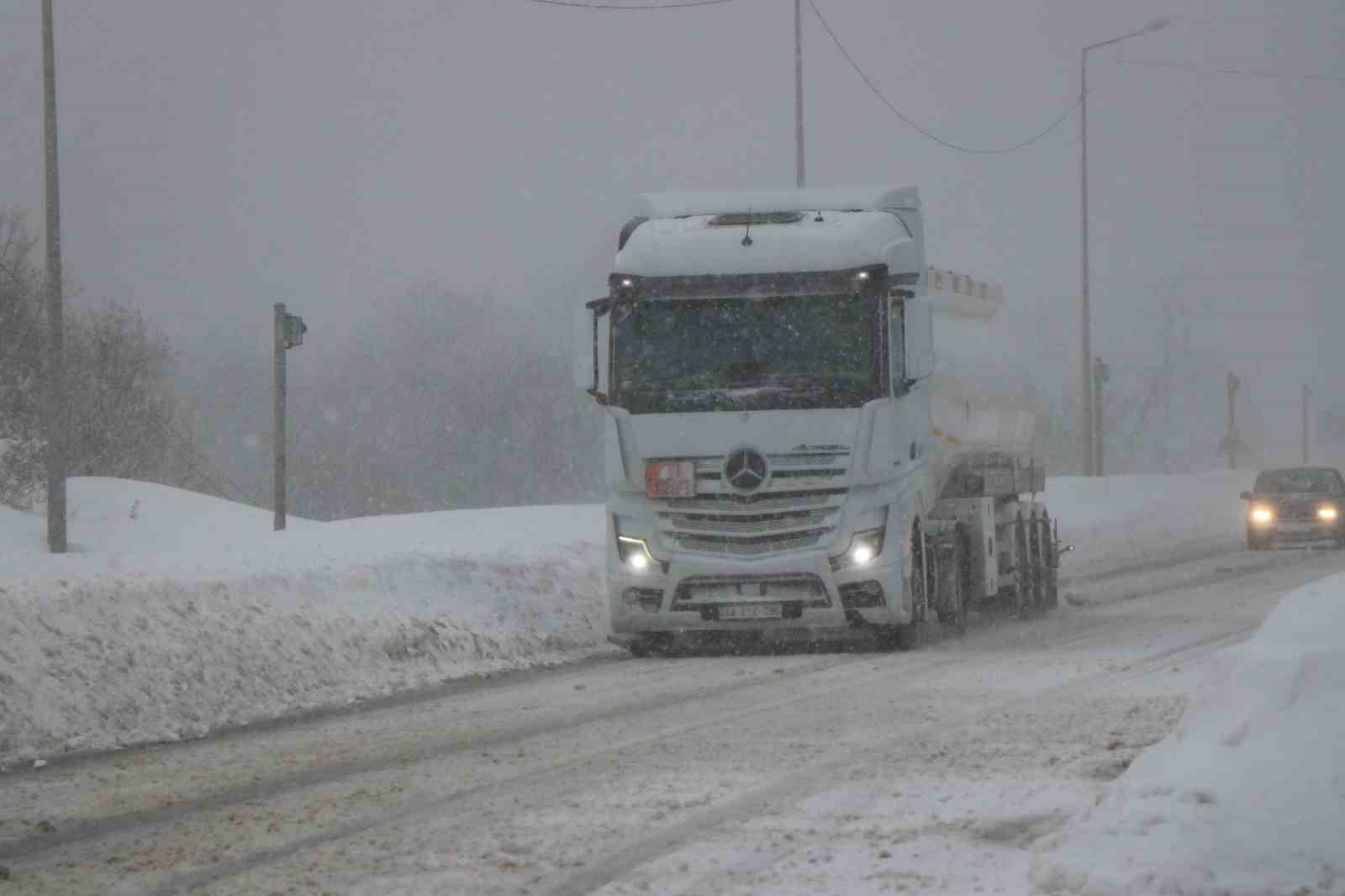 Bolu Dağı’nda yoğun kar yağışı başladı
