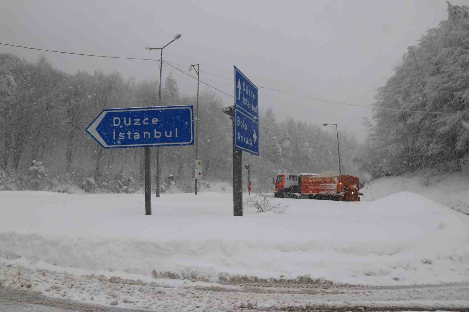 Bolu Dağı’nda yoğun kar yağışı başladı
