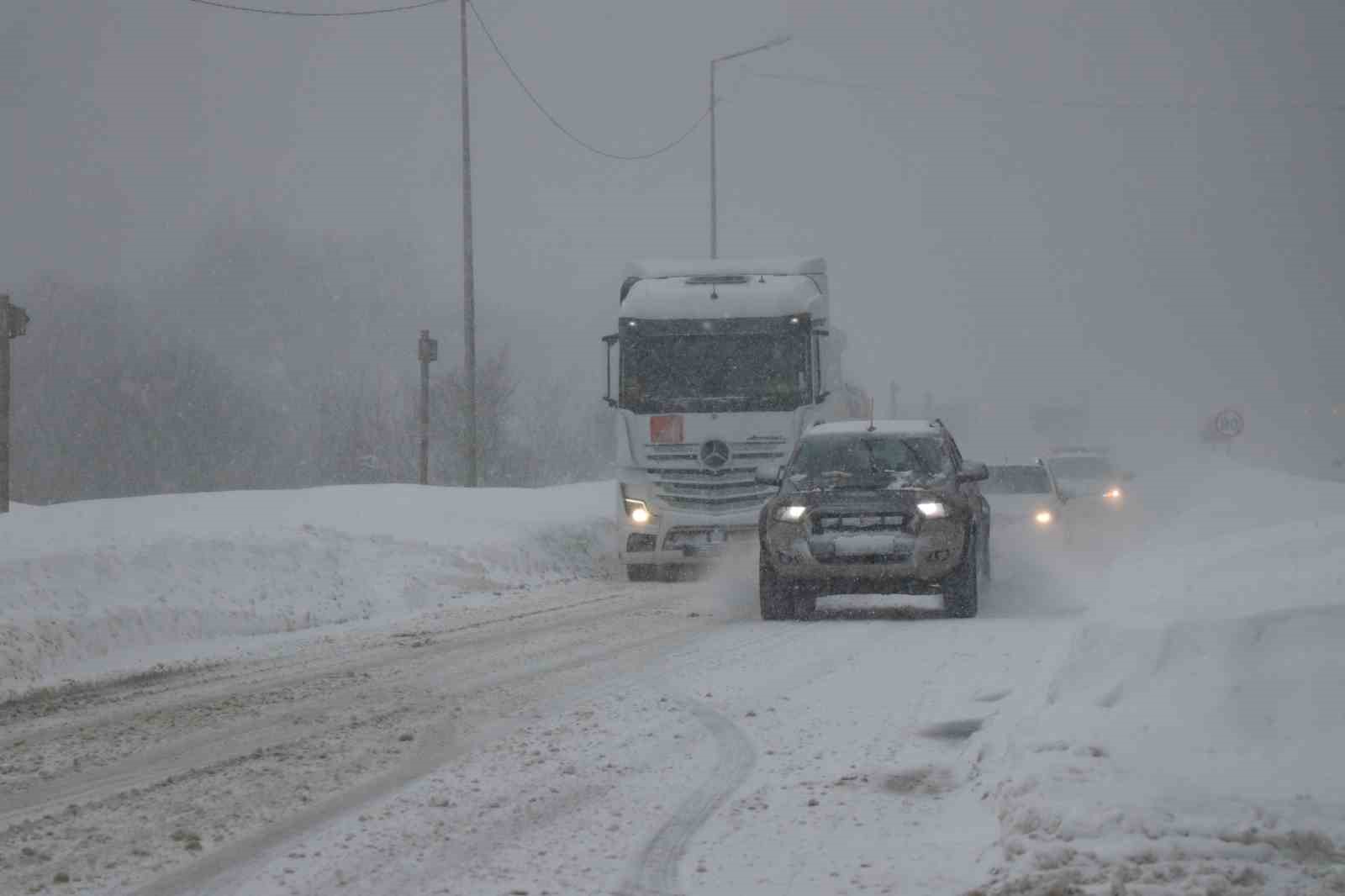 Bolu Dağı’nda yoğun kar yağışı başladı
