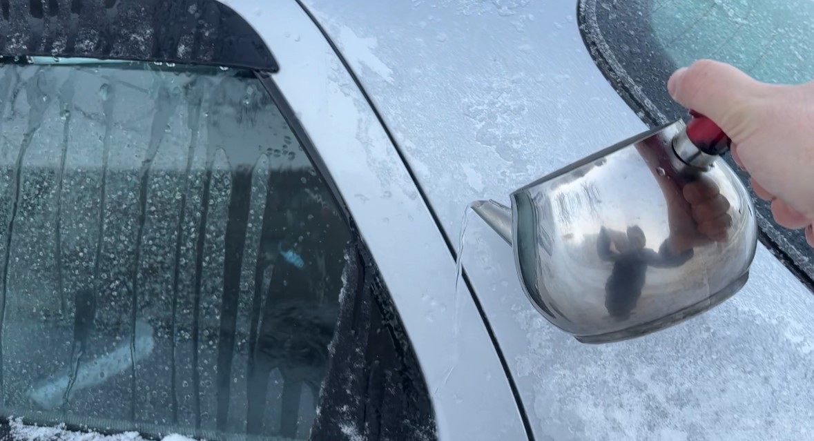 Bolu eksi 16 dereceyle buz kesti, araçların kapıları dondu
