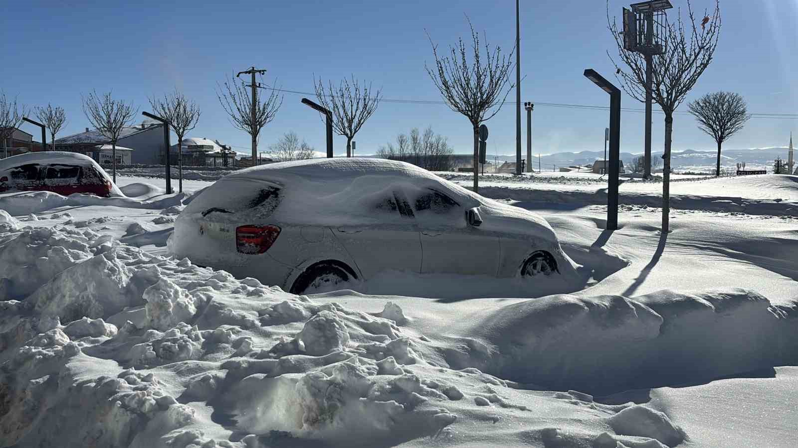 Bolu eksi 16 dereceyle buz kesti, araçların kapıları dondu
