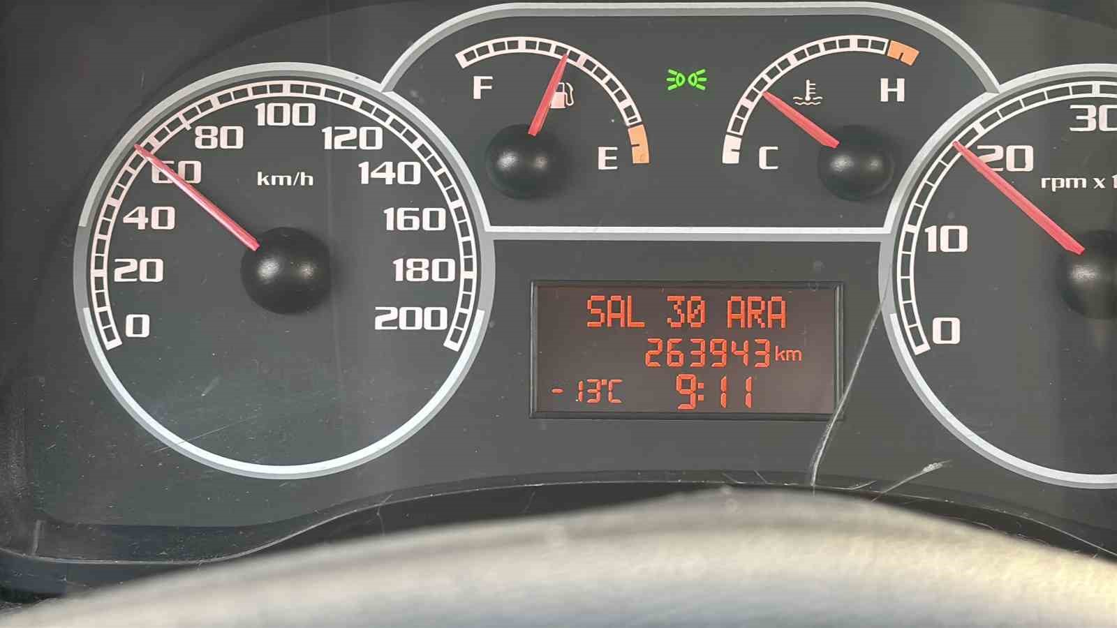 Bolu eksi 16 dereceyle buz kesti, araçların kapıları dondu
