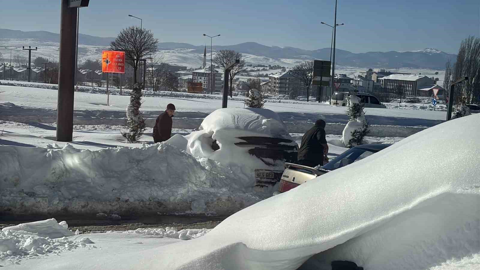 Bolu eksi 16 dereceyle buz kesti, araçların kapıları dondu
