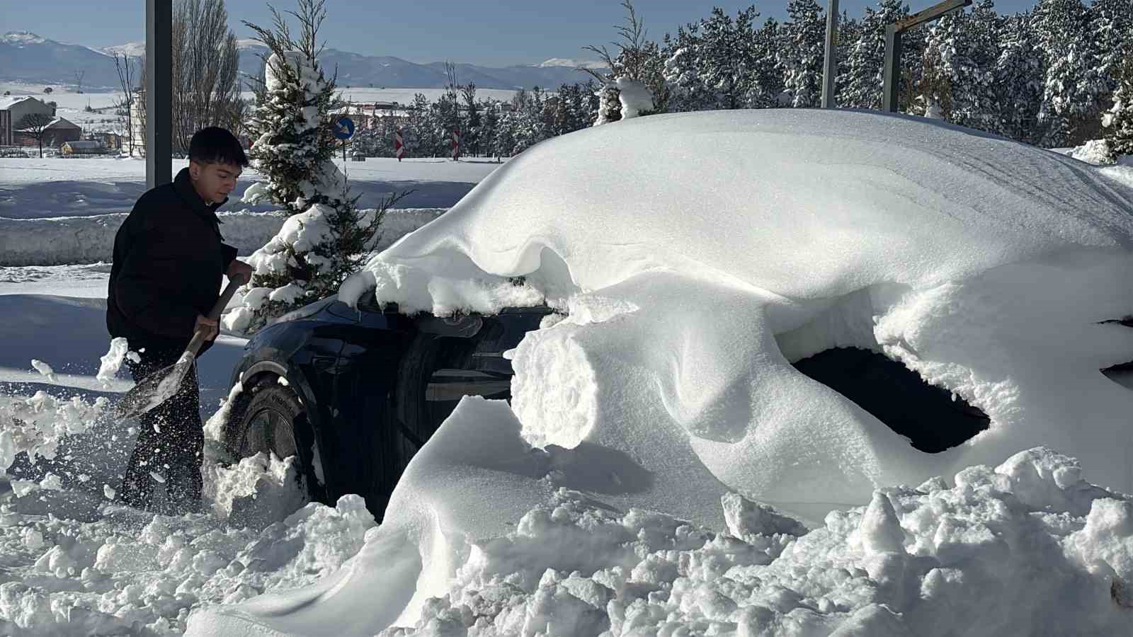 Bolu eksi 16 dereceyle buz kesti, araçların kapıları dondu
