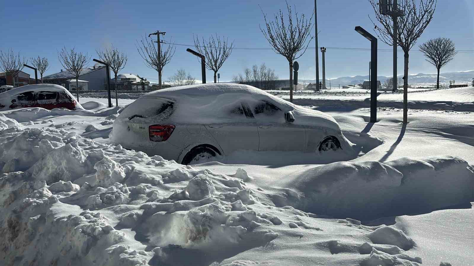 Bolu eksi 16 dereceyle buz kesti, araçların kapıları dondu
