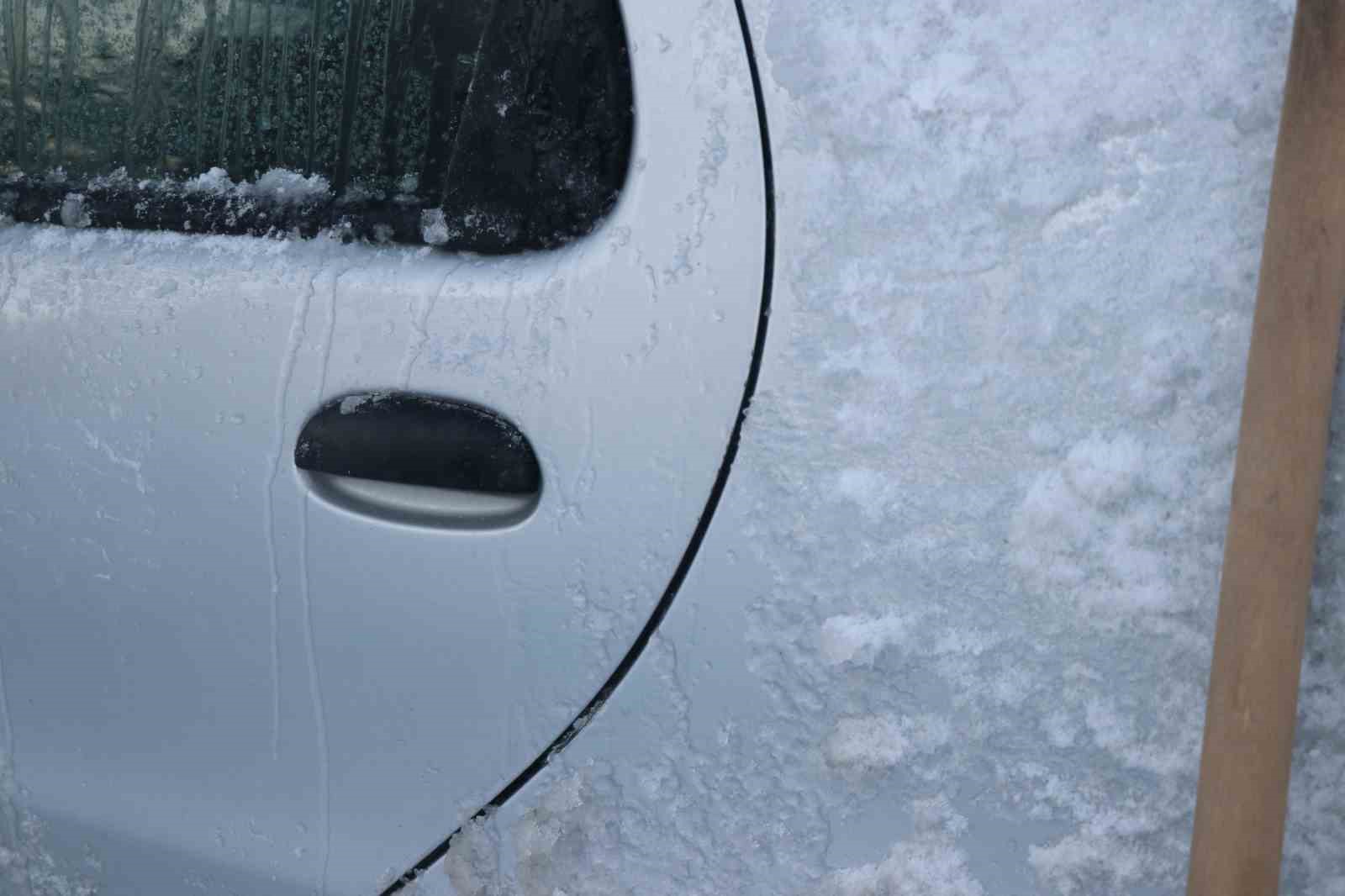Bolu eksi 16 dereceyle buz kesti, araçların kapıları dondu
