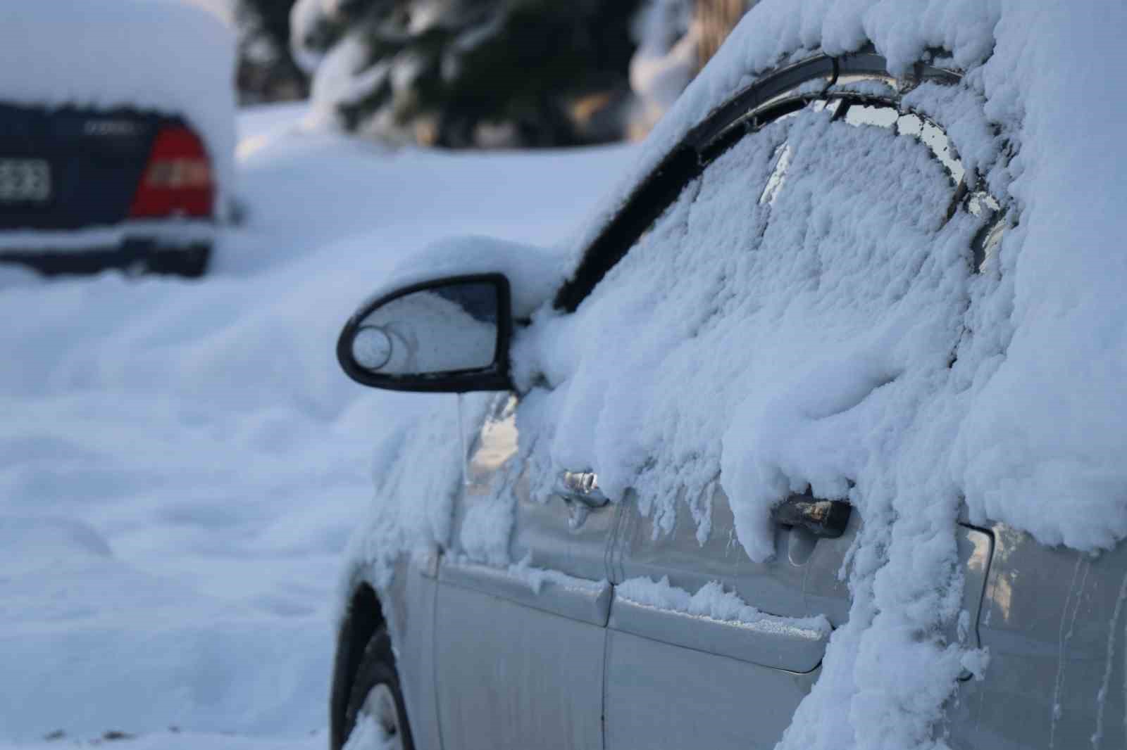 Bolu eksi 16 dereceyle buz kesti, araçların kapıları dondu
