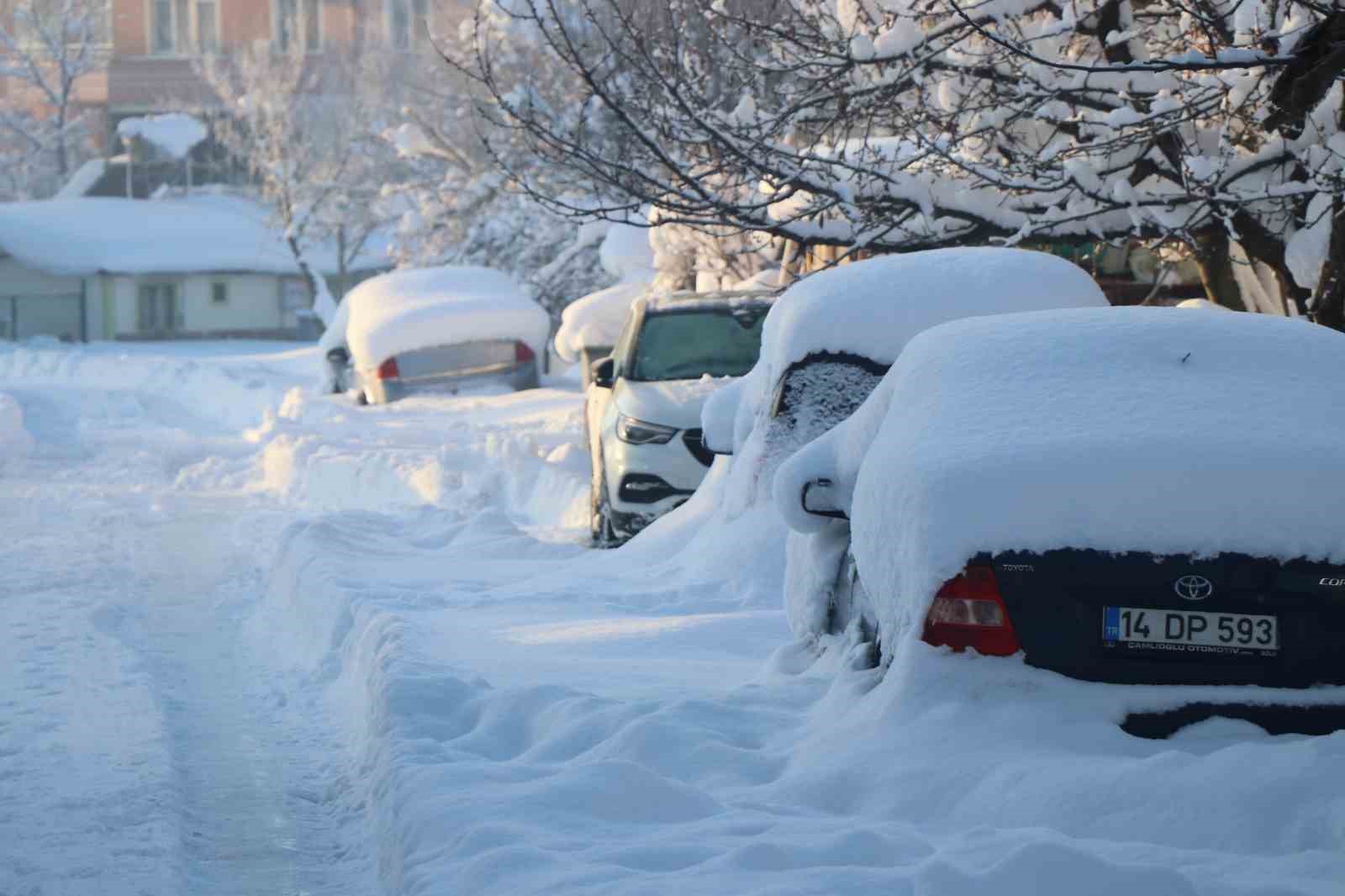 Bolu eksi 16 dereceyle buz kesti, araçların kapıları dondu
