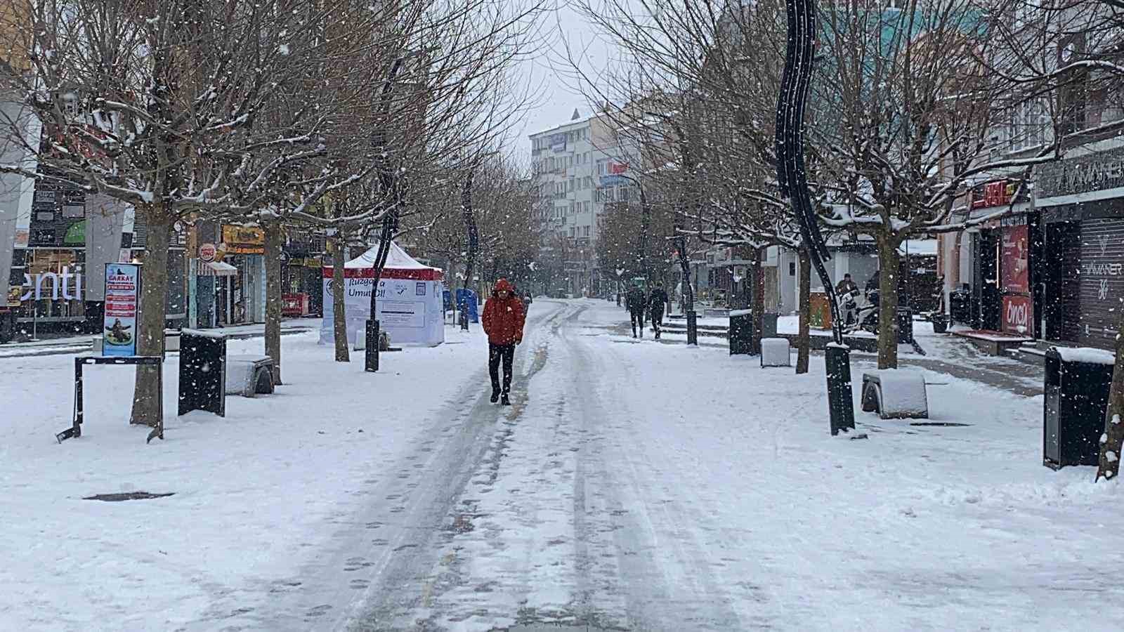 Bolu güne beyaz örtüyle uyandı
