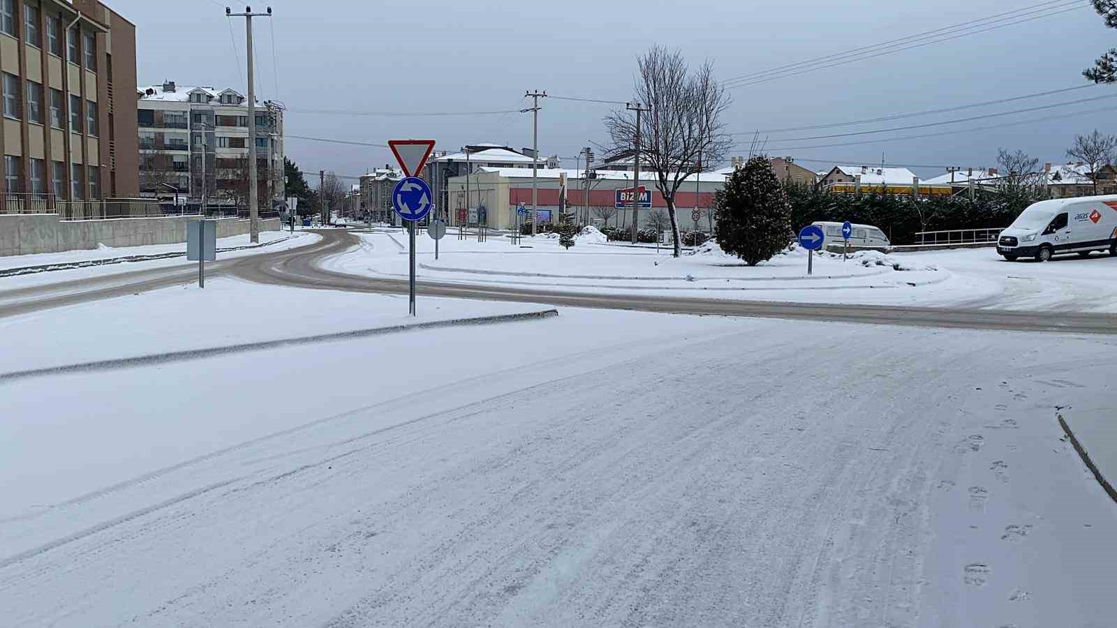 Bolu güne beyaz örtüyle uyandı
