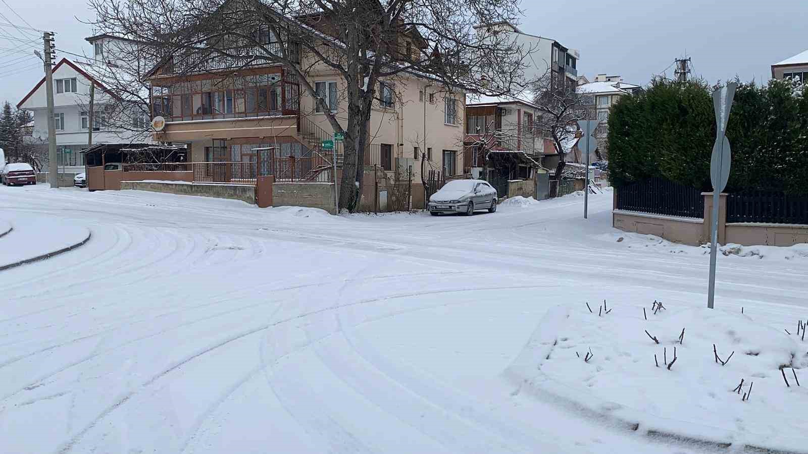 Bolu güne beyaz örtüyle uyandı
