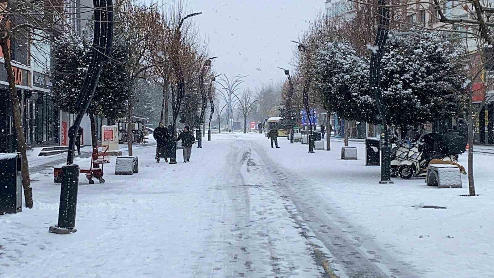 Bolu güne beyaz örtüyle uyandı
