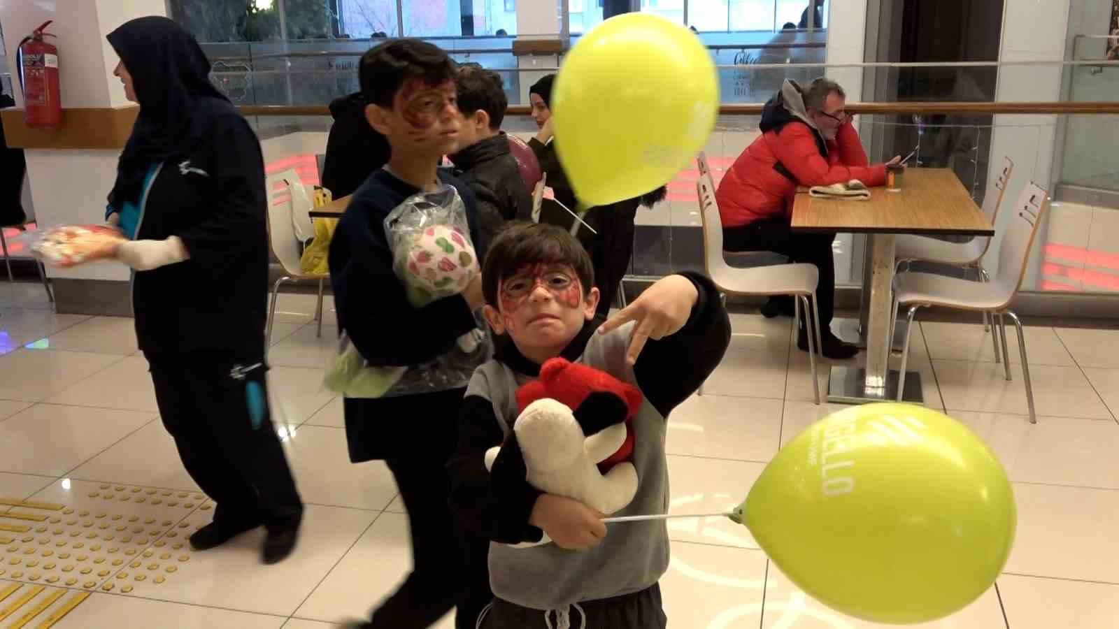 Bolu’da 23 Nisan’da çocukların oyuncak sevinci
